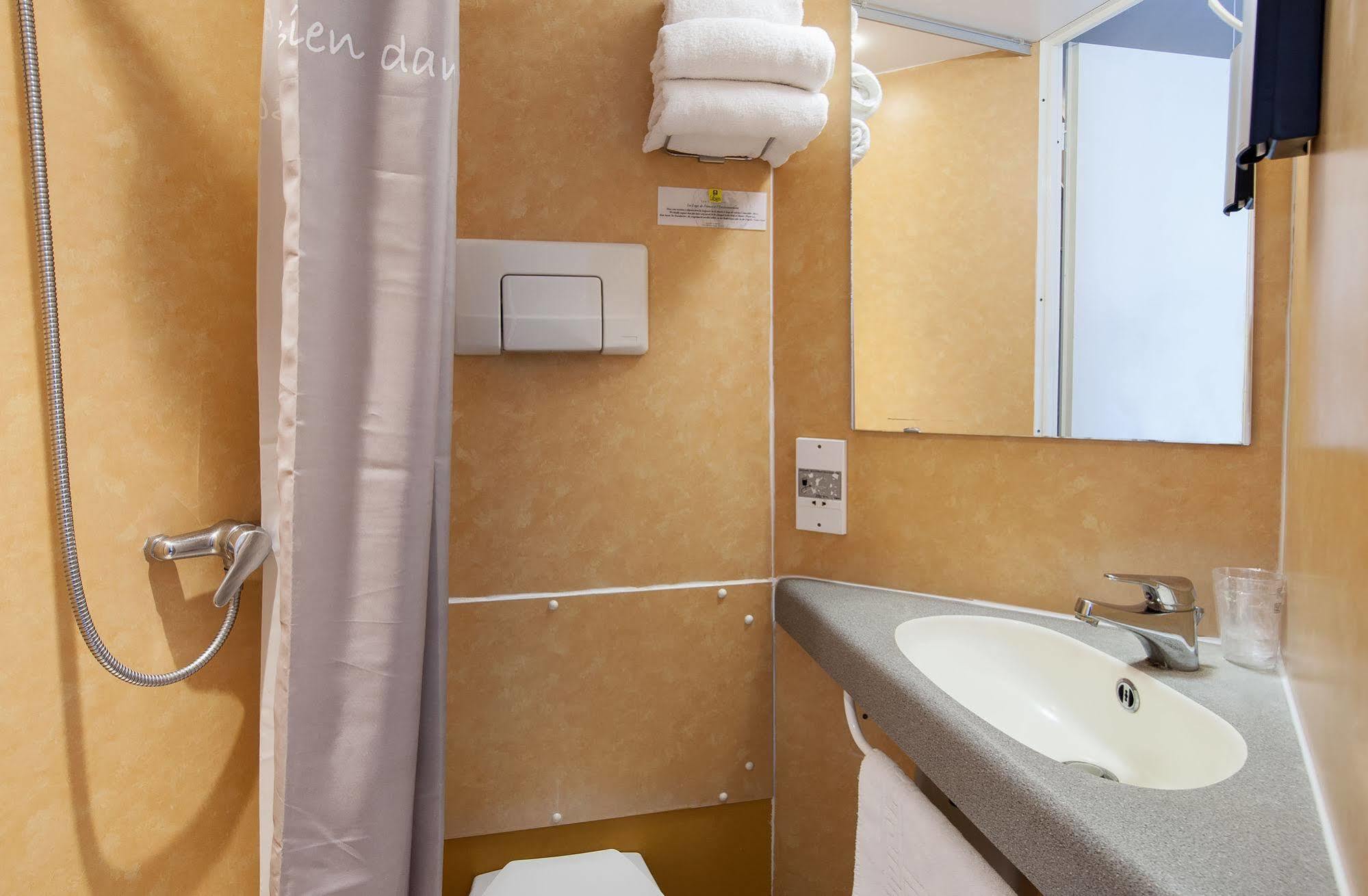 Logis Hotel Restaurant Cazes Arazat Laissac Екстериор снимка