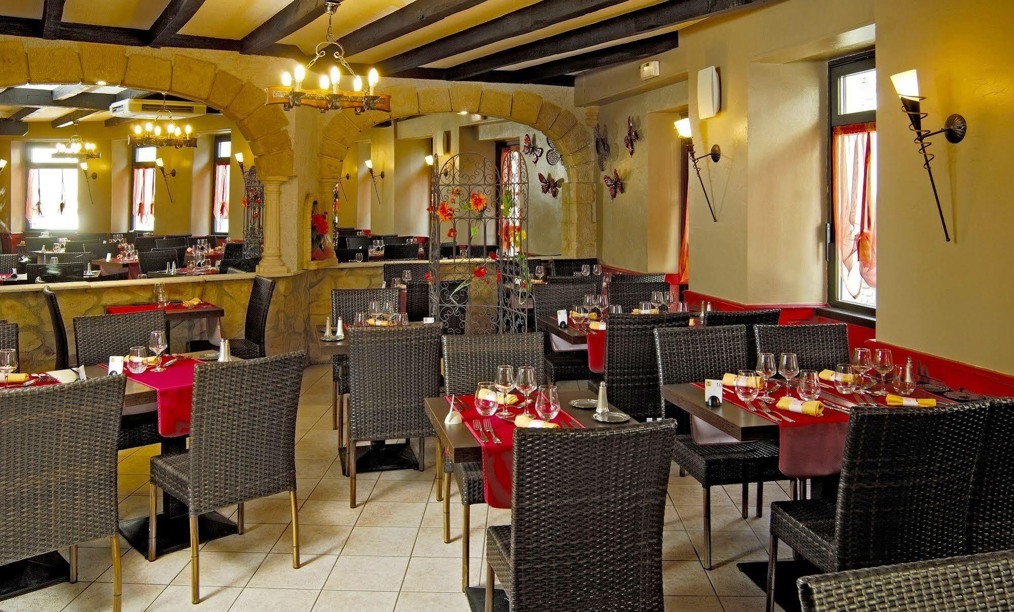 Logis Hotel Restaurant Cazes Arazat Laissac Екстериор снимка